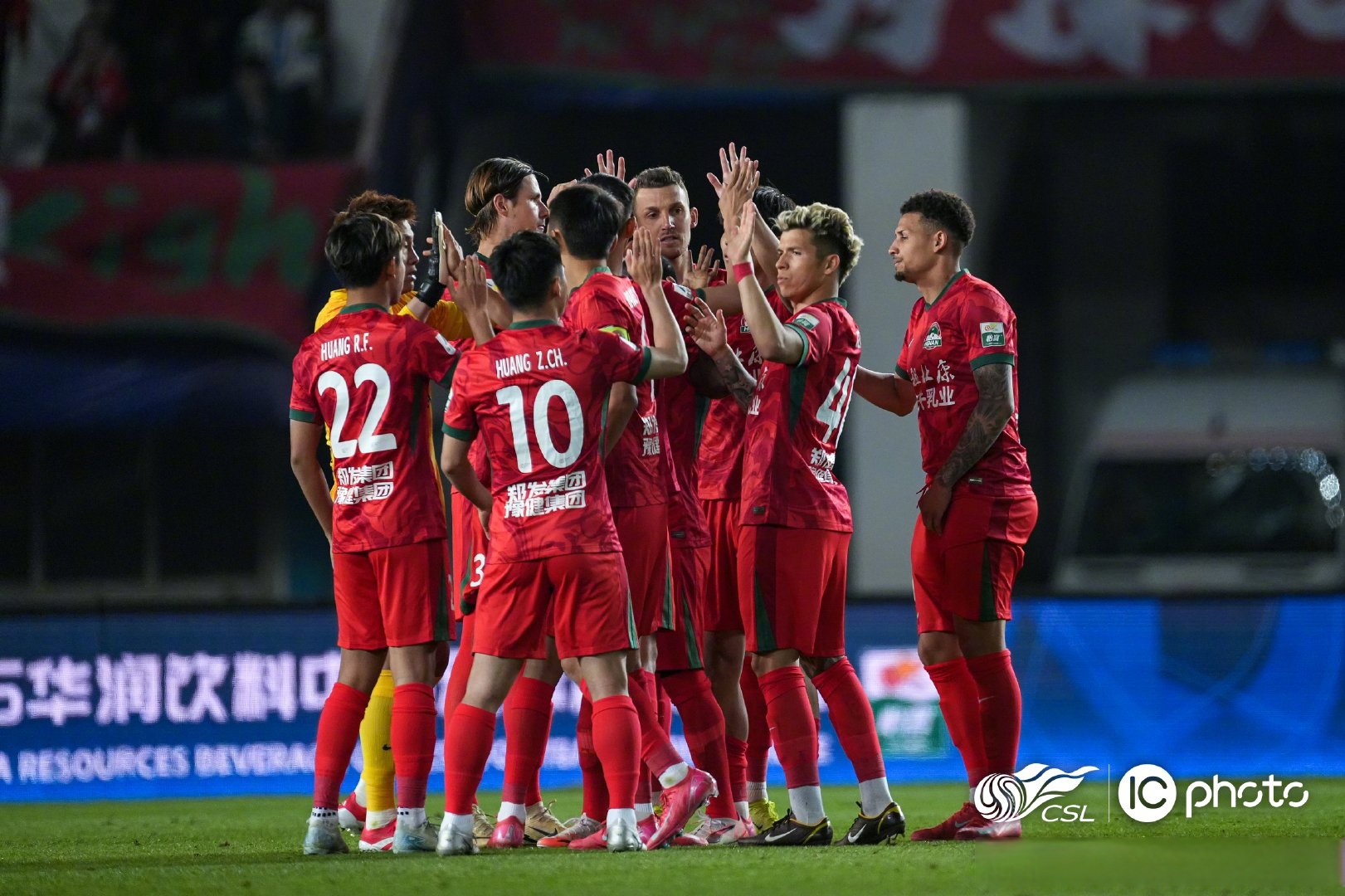 包含赛地聚焦——足总杯今晨热度飙升;波特兰开拓者主帅复盘;气氛紧张;球队文化再被提及的词条 包含赛地聚焦——足总杯今晨热度飙升;波特兰开拓者主帅复盘;气氛紧张;球队文化再被提及的词条